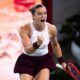 Sakkari, Ostapenko y Shnaider avanzaron en una jornada del circuito WTA marcada por sorpresas, remontadas y partidos definidos en tres sets.