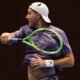 Jan-Lennard Struff eliminó a Novak Djokovic del ATP Basilea 2026 en tres sets. Fritz, Fils, Lehecka y Vacherot avanzaron a cuartos de final.