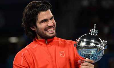 Alcaraz volvió a levantar un trofeo tras su regreso de una lesión y se convirtió en el primer campeón del siglo en revalidar el título de Tokio.