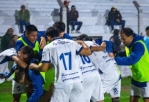 Juventud Antoniana goleó 3-0 a Huracán Las Heras y sacó una gran ventaja en la ida de la Reválida del Federal A 2026.