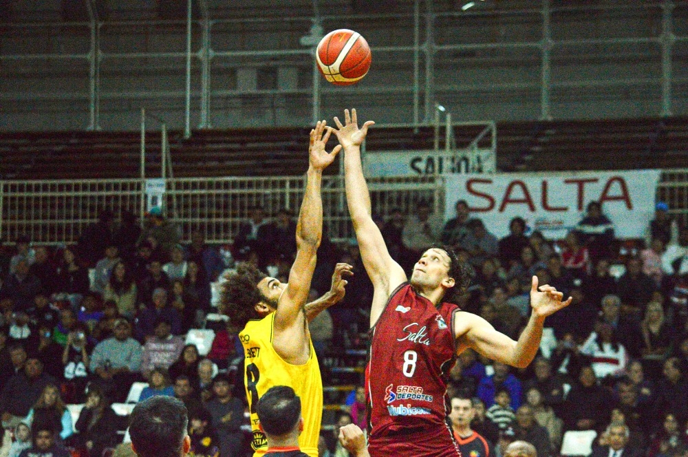Salta Basket comenzó de la mejor manera la Liga Argentina 2026/27 al vencer 85-74 a Hindú de Córdoba en el estadio Delmi, con José Peralta como máximo anotador del equipo.